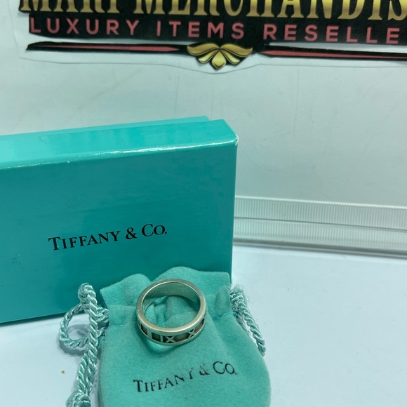 - Tiffany and Co. Atlas Ring size6 in silver 925. Comes with pouch and box. - Picture 2 of 14